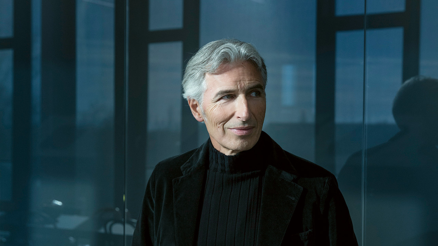 Andreas F.J. Obereder vor Glaswand (Web)