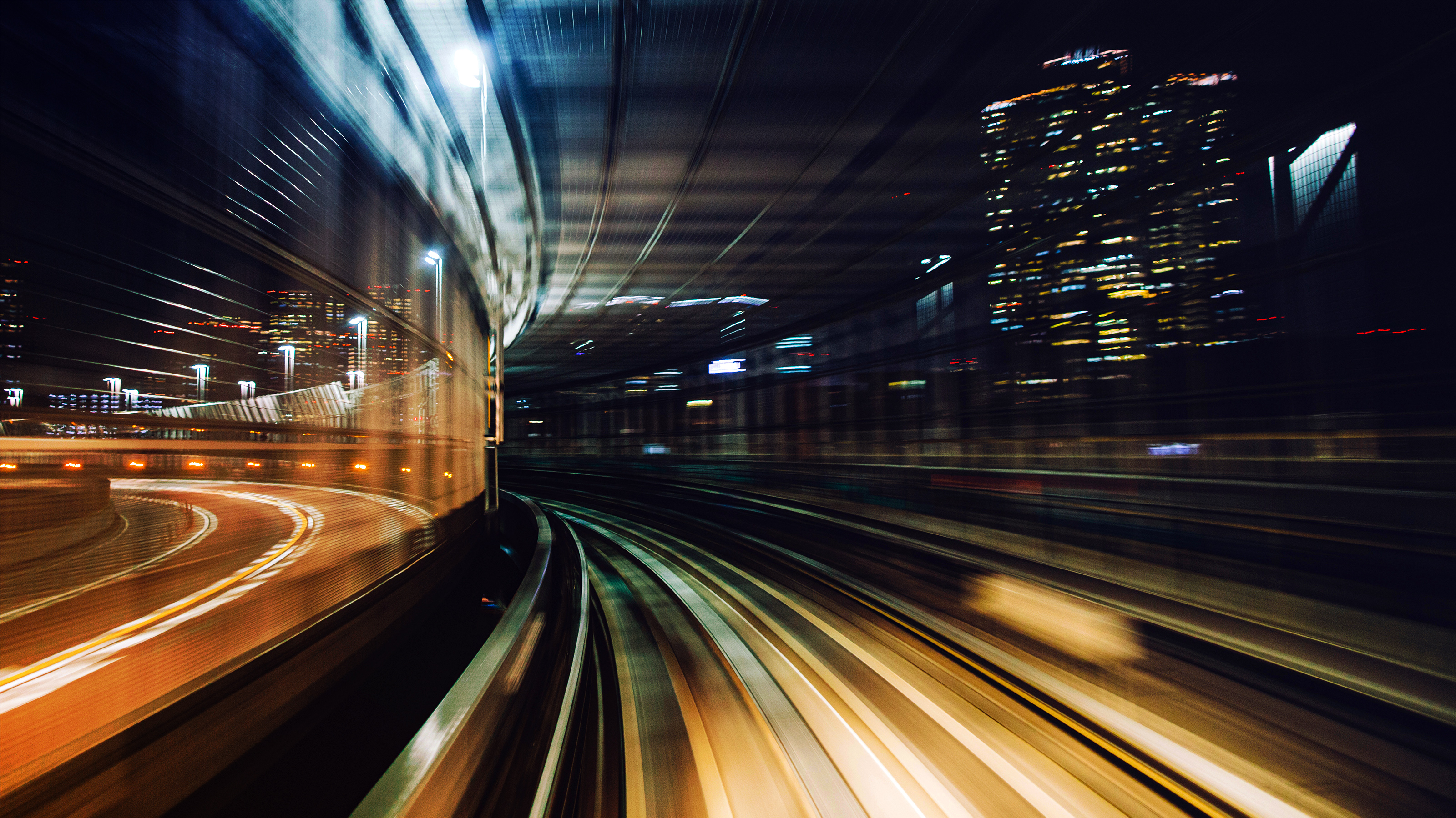 Full Width Herausforderungen & Branchen Straße bei Nacht erleuchtet